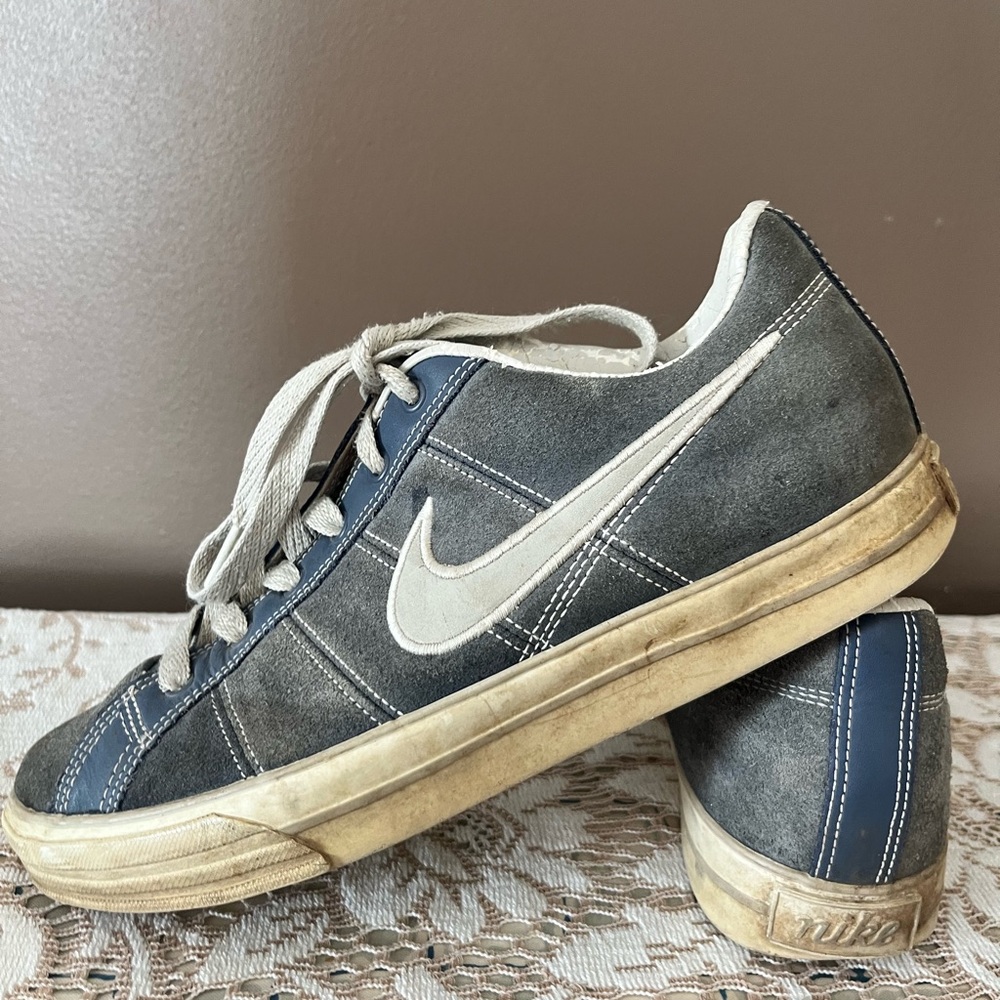 Vintage 80’s Nike Men's Gray and Blue Suede Skate Sneakers